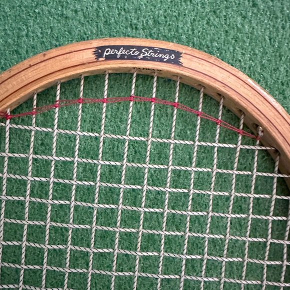 Tennis Racket
Vintage Chemold Rod Laver - Picture 4 of 4